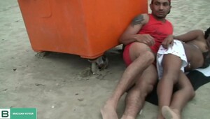 Couple fucking in the sand of the beach fortress Ceará. ( Full video in xvideos red )