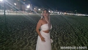Copacabana Pervert Monique Lopes in the middle of the beach giving Bucetinha and Taking Fucking Strange Alexswingrj