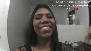 Lunna Vaz taking milk in her mouth while Lucão was making dinner - Vlog #4