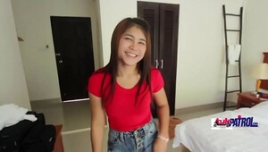 Smiling Thai babe gets foreign penis